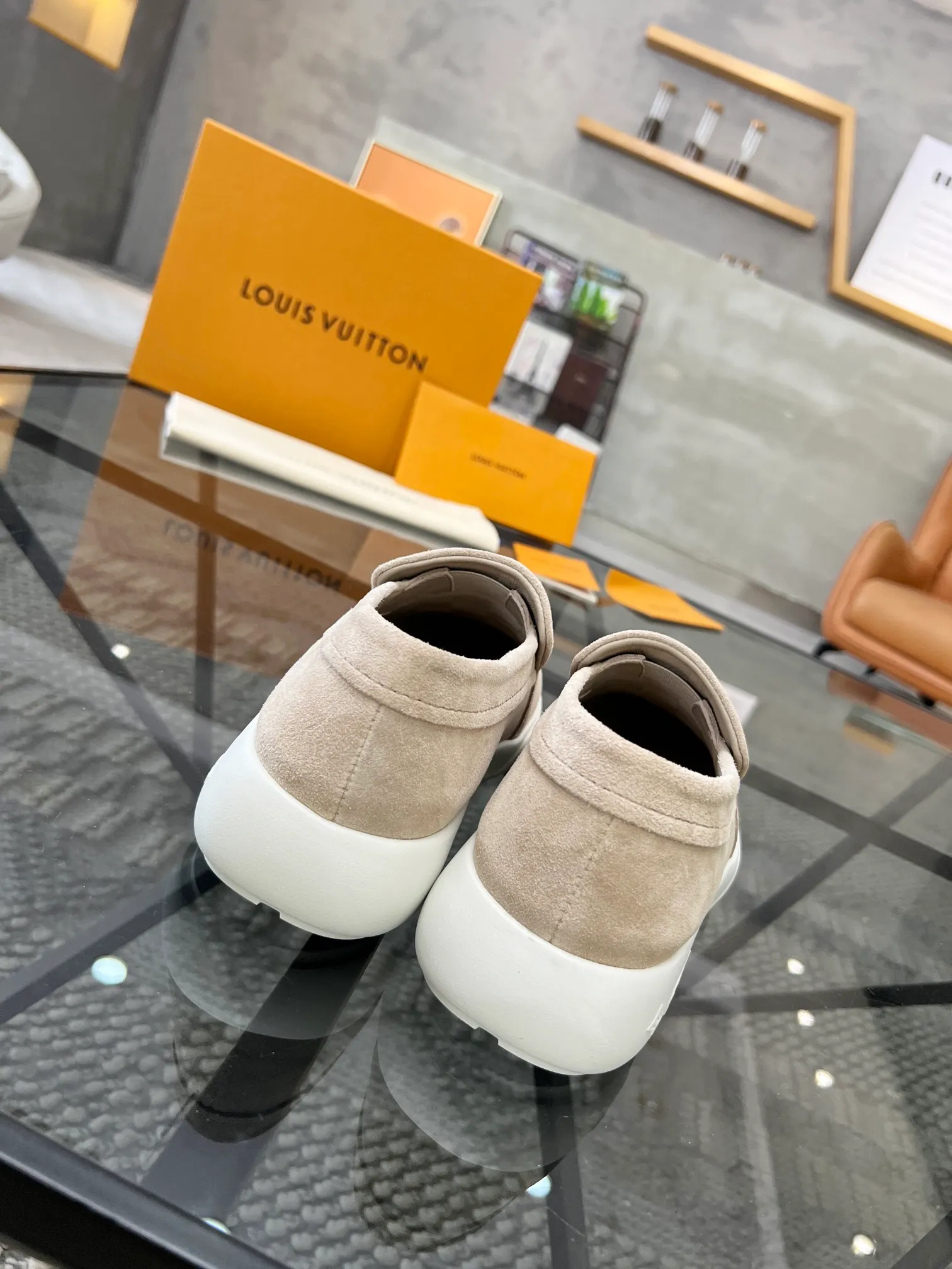 Factory price: 520💰 LV🔍Top purchasing agent🇮🇹 Road The most popular sneakers are available at the same time in the super popular sports shoe counters. The uppers are made of Italian original imported cowhide fabric. The classic and generous layout is a must-have for fashionistas. The complex craftsmanship is perfectly reproduced. The imported soft water-dyed cowhide lining is padded. The soles are: original soles specially provided by the factory. The exclusive foamed molded soles are super comfortable. The original factory follows the order. 🔍🔍High quality. You can go in and out of the counter at will. Welcome to compare. Size 39-45 (38 can be ordered)